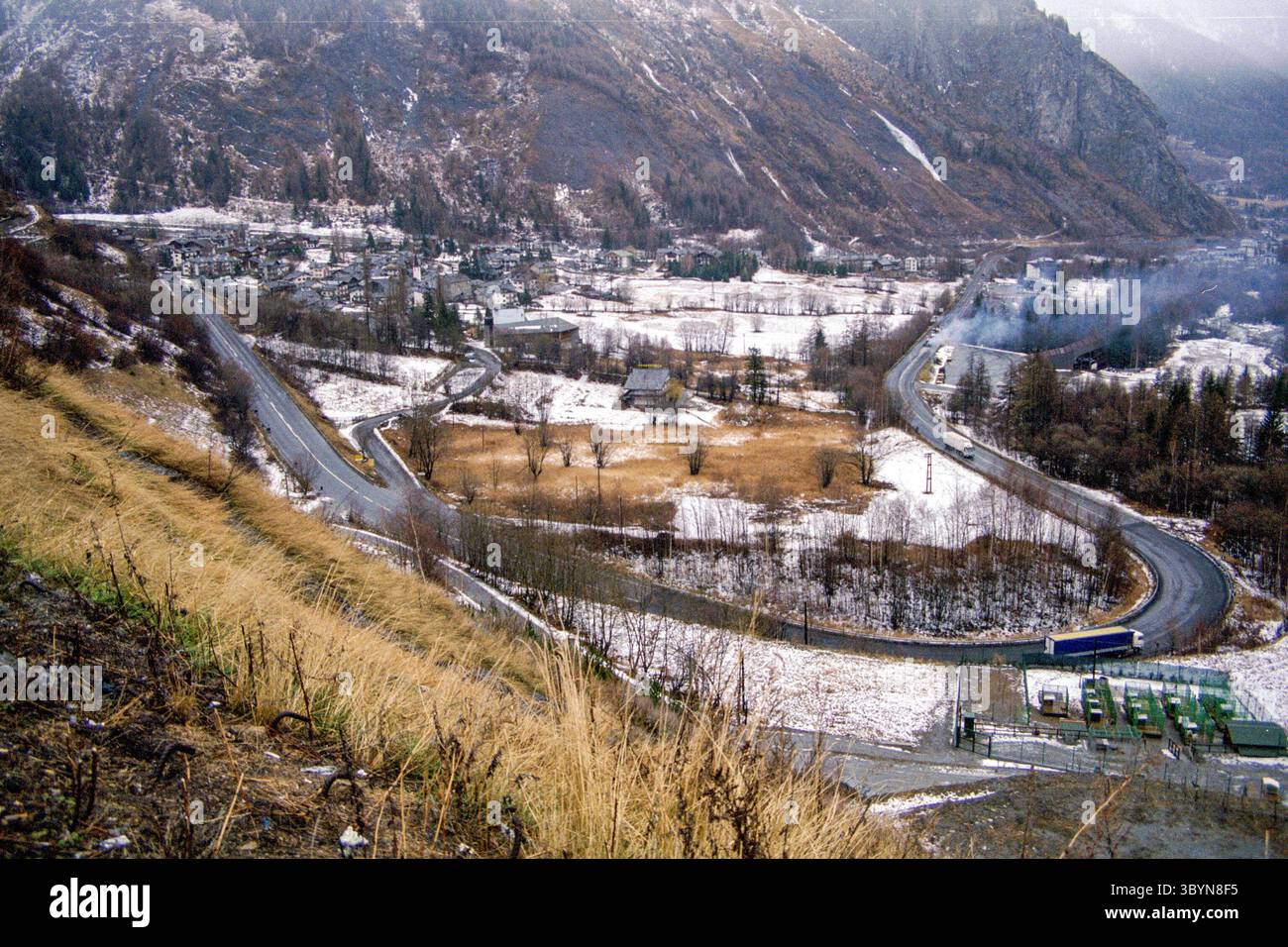 La route menant au tunnel du Mont Blanc en décembre 1989 Banque D'Images
