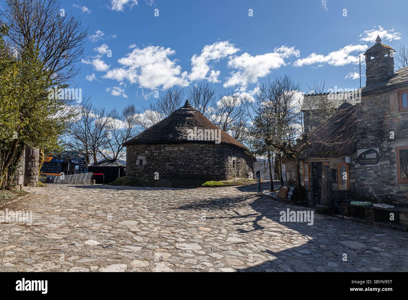 O Cebreiro, Espagne. Pallozas traditionnels au toit de chaume dans le village de montagne de O Cebreiro entouré par le paysage de la Galice et les collines de la Cam Banque D'Images