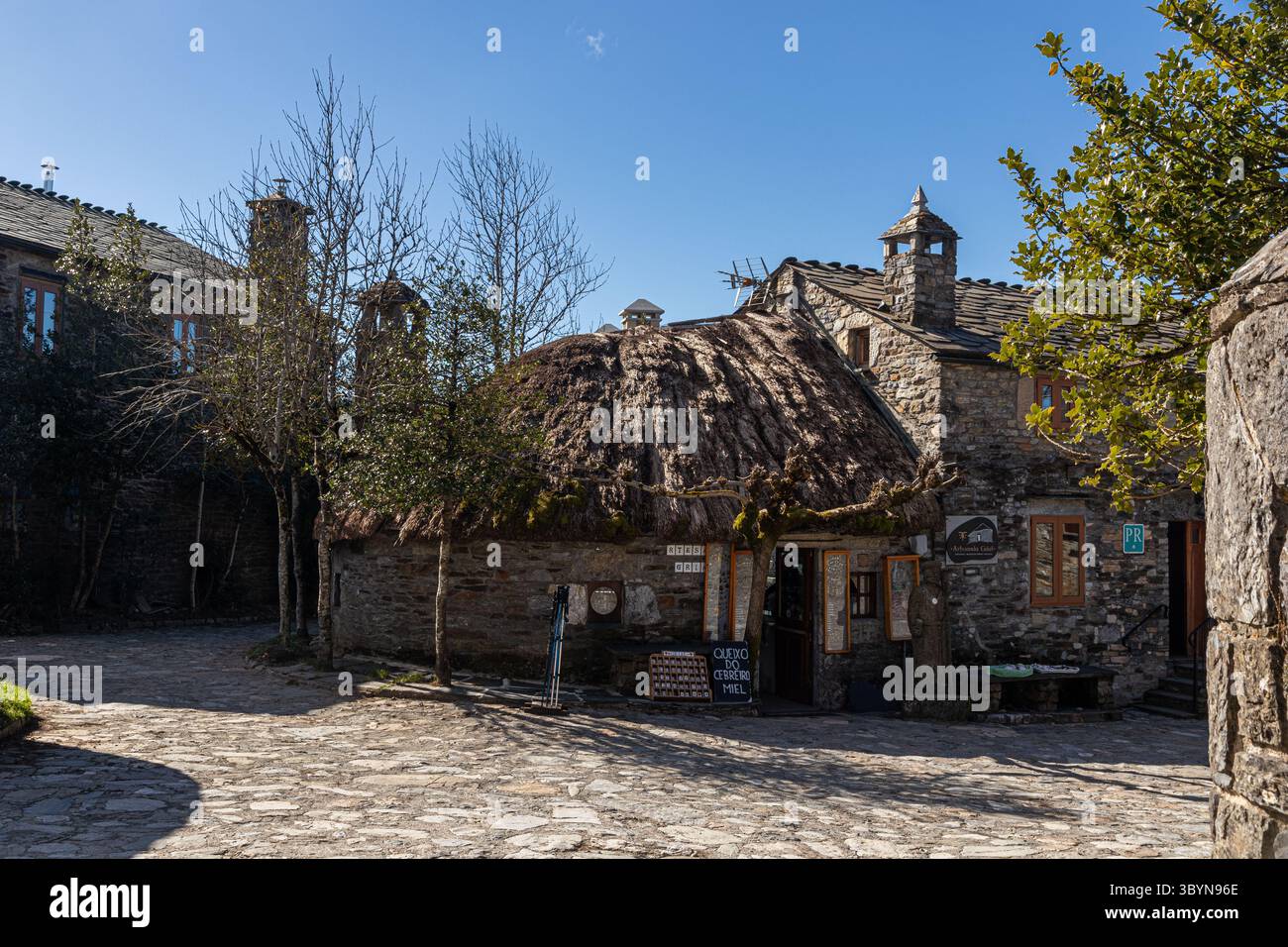 O Cebreiro, Espagne. Pallozas traditionnels au toit de chaume dans le village de montagne de O Cebreiro entouré par le paysage de la Galice et les collines de la Cam Banque D'Images