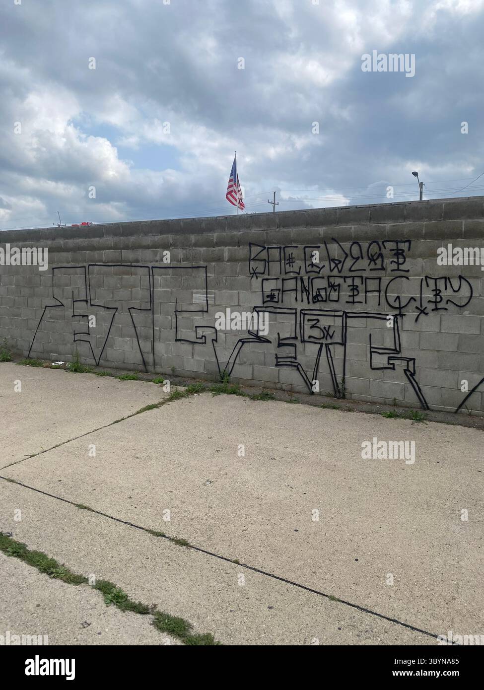 ScoreGang, un sous-ensemble de Detroit Crips, grand 'ETG' ; 'BACCWEST GANGSTA CITY', murale dans une allée locale, plusieurs membres surnoms étiquetés dans un 'roll call' - Image de stock capturée avec un smartphone