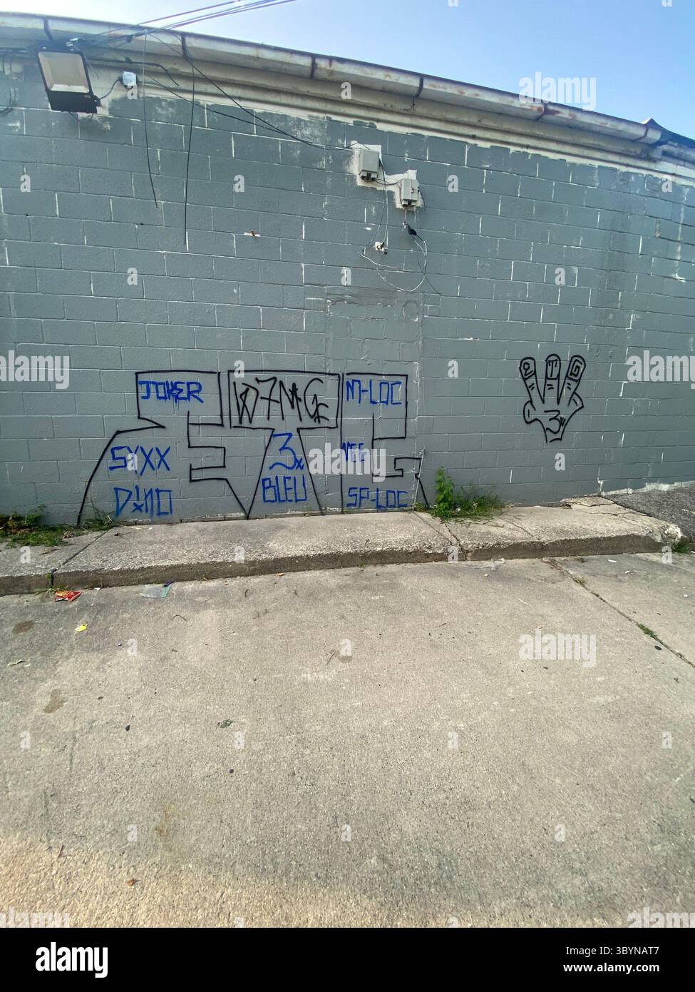 ScoreGang, un sous-ensemble de Detroit Crips, une murale « ETG » derrière un magasin de vins et spiritueux local, une étiquette à 3 doigts, plusieurs surnoms de membres étiquetés dans un « roll call » - Image de stock capturée avec un smartphone