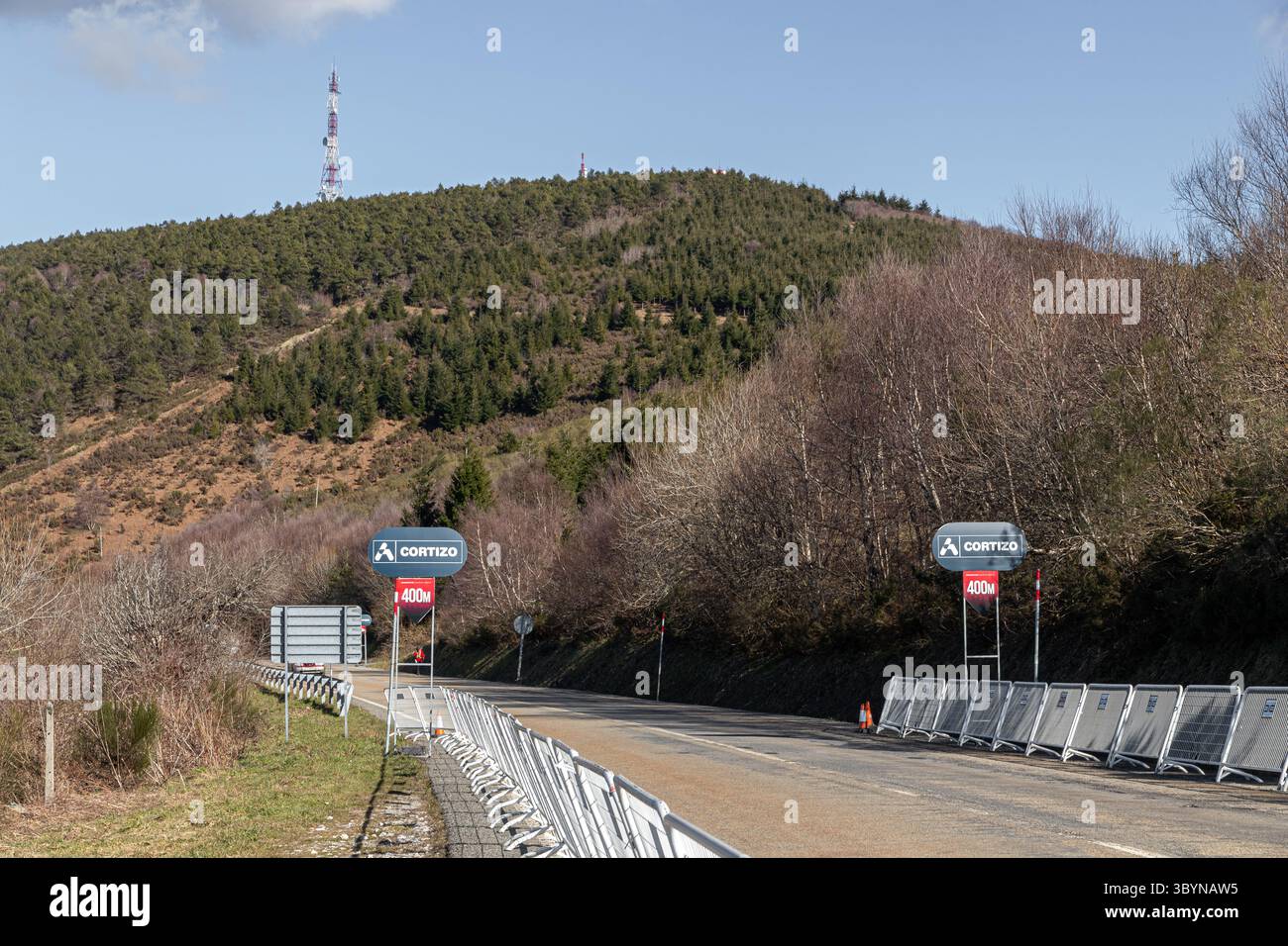 O Cebreiro, Espagne. Structures et bannières événementielles mises en place pour la ligne d'arrivée d'une étape O Gran Camino 2025 à O Cebreiro, avec les logos des sponsors et RA Banque D'Images