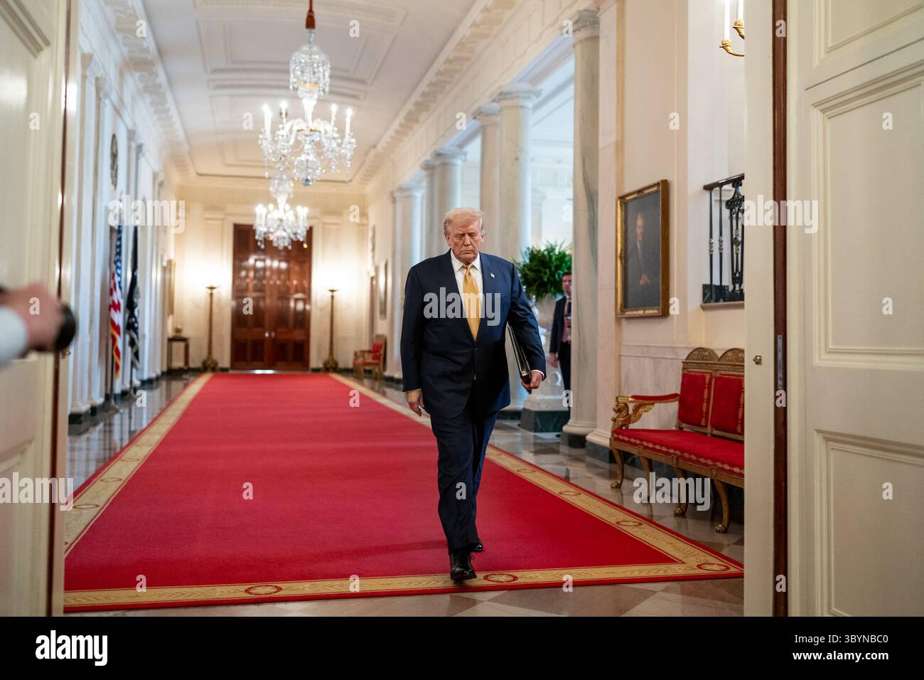 Le président Donald Trump assiste à une cérémonie de signature de la loi HALT Fentanyl, mercredi 16 juillet 2025, dans la salle est de la Maison Blanche. Banque D'Images