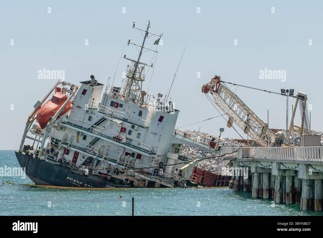 Le navire Guang Rong a coté après avoir heurté le quai de Marina di Massa, en Italie. Banque D'Images