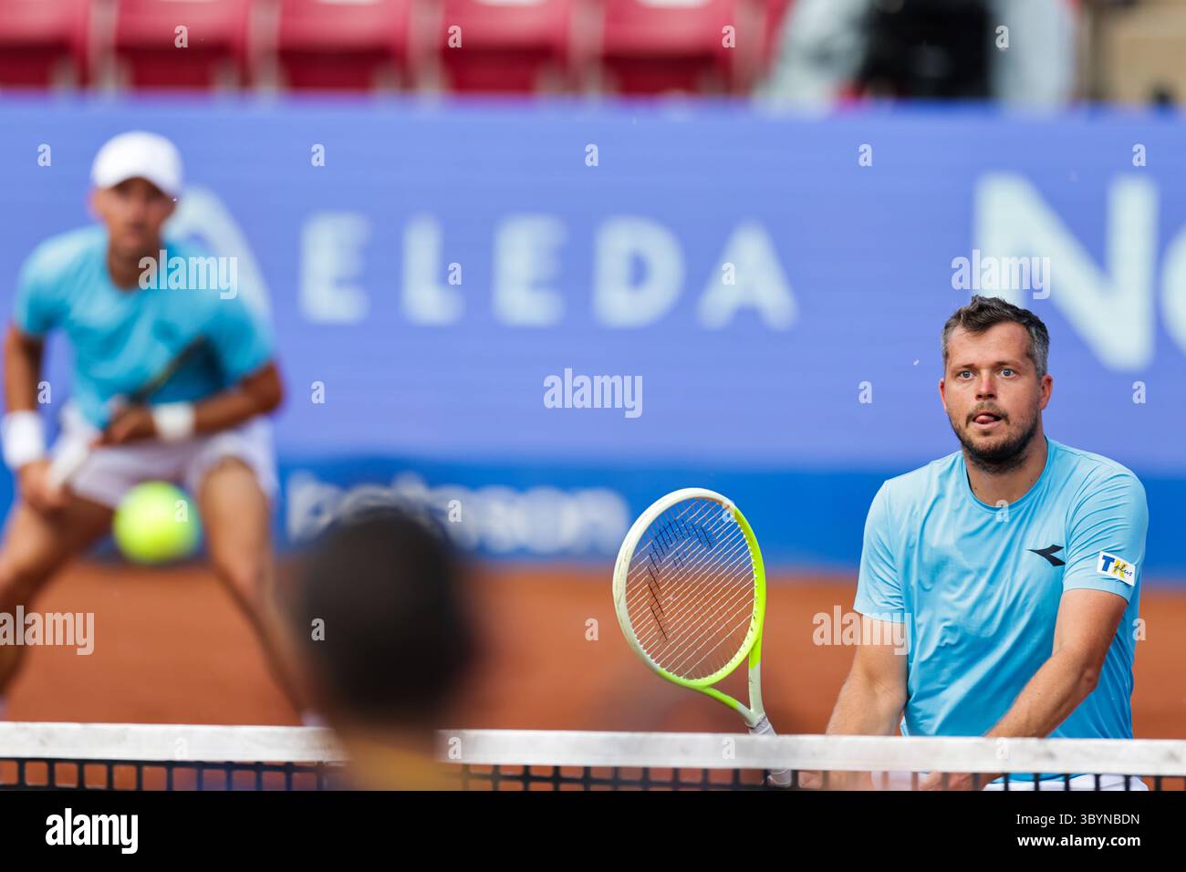 Adam Pavlasek, République tchèque, (en focus) et Jan Zielinski, Pologne, (à gauche) lors de la finale du double masculin dimanche où ils affrontent Guido Andreozzi, Argentine, et Sander Arends, pays-Bas, lors du tournoi Nordea Open à Båstad, Suède, le 20 juillet 2025. Photo : Björn Larsson Rosvall/TT/Code 9200 crédit : TT News Agency/Alamy Live News Banque D'Images