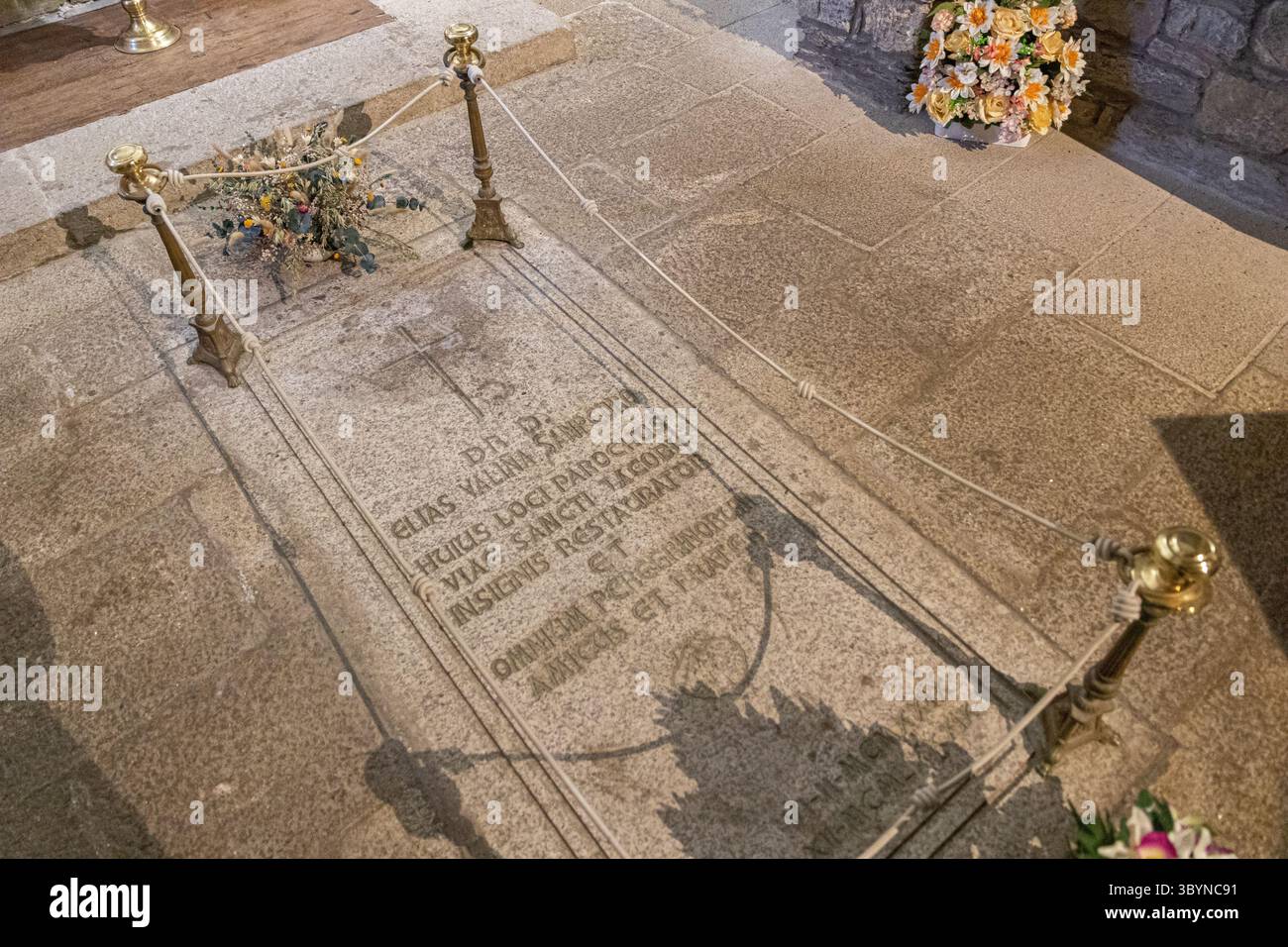 O Cebreiro, Espagne. Tombe d'Elias Valina Sampedro à l'intérieur de l'église de Santa Maria la Real do Cebreiro, en l'honneur d'un promoteur clé de la moderne Camino de Banque D'Images