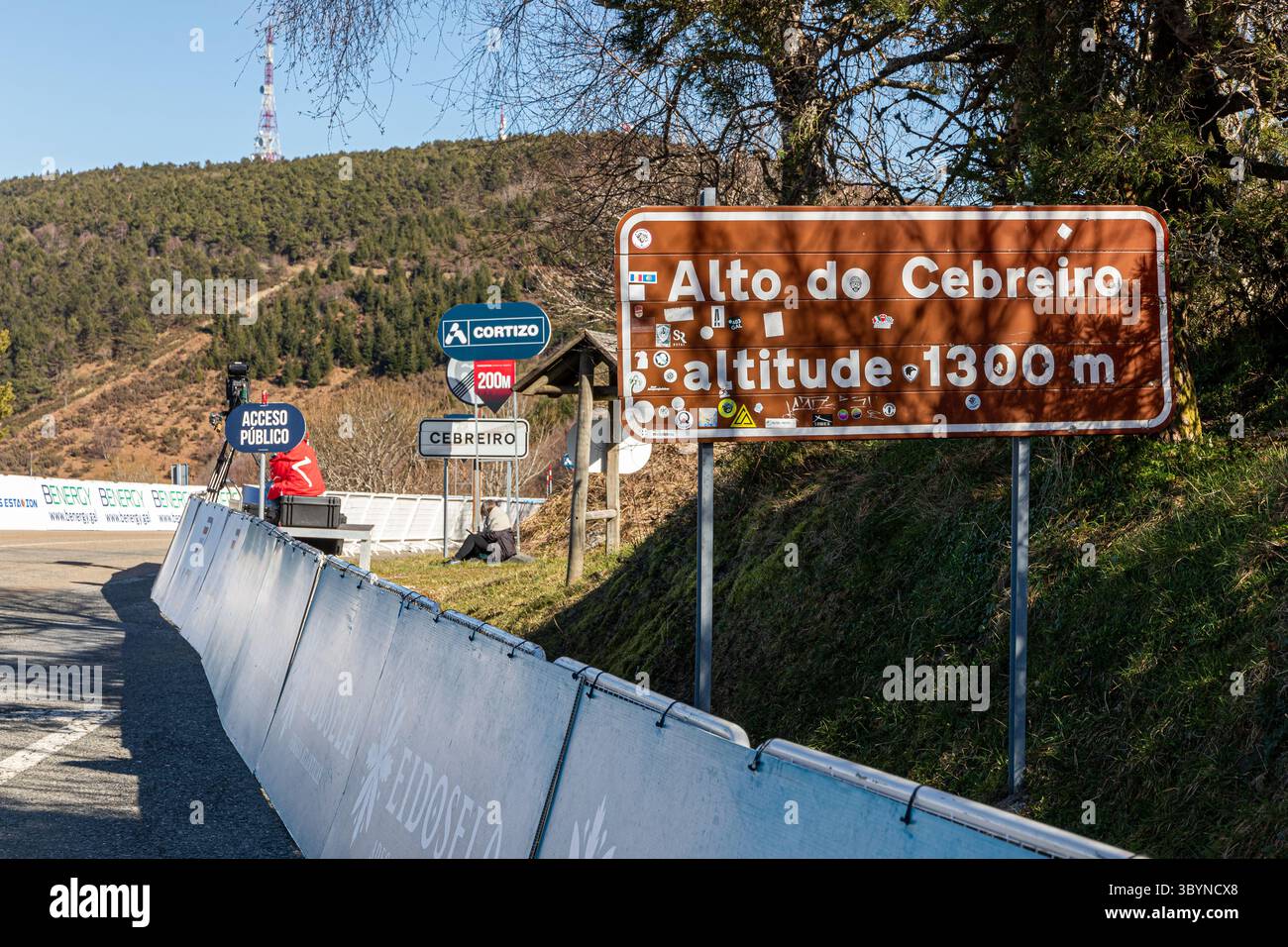 Alto do Cebreiro, Espagne. Panneau de col de montagne indiquant le sommet de l'Alto do Cebreiro à 1300 mètres d'altitude, situé sur le Camino de Santiag Banque D'Images