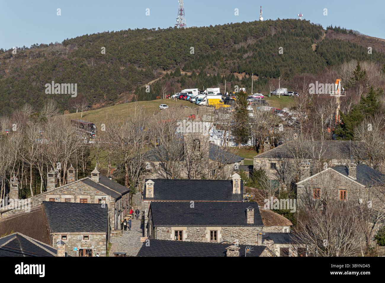 O Cebreiro, Espagne. Vue aérienne du village de O Cebreiro en Galice depuis une colline voisine, montrant des bâtiments en pierre et le paysage environnant à la fin de l'année dernière Banque D'Images