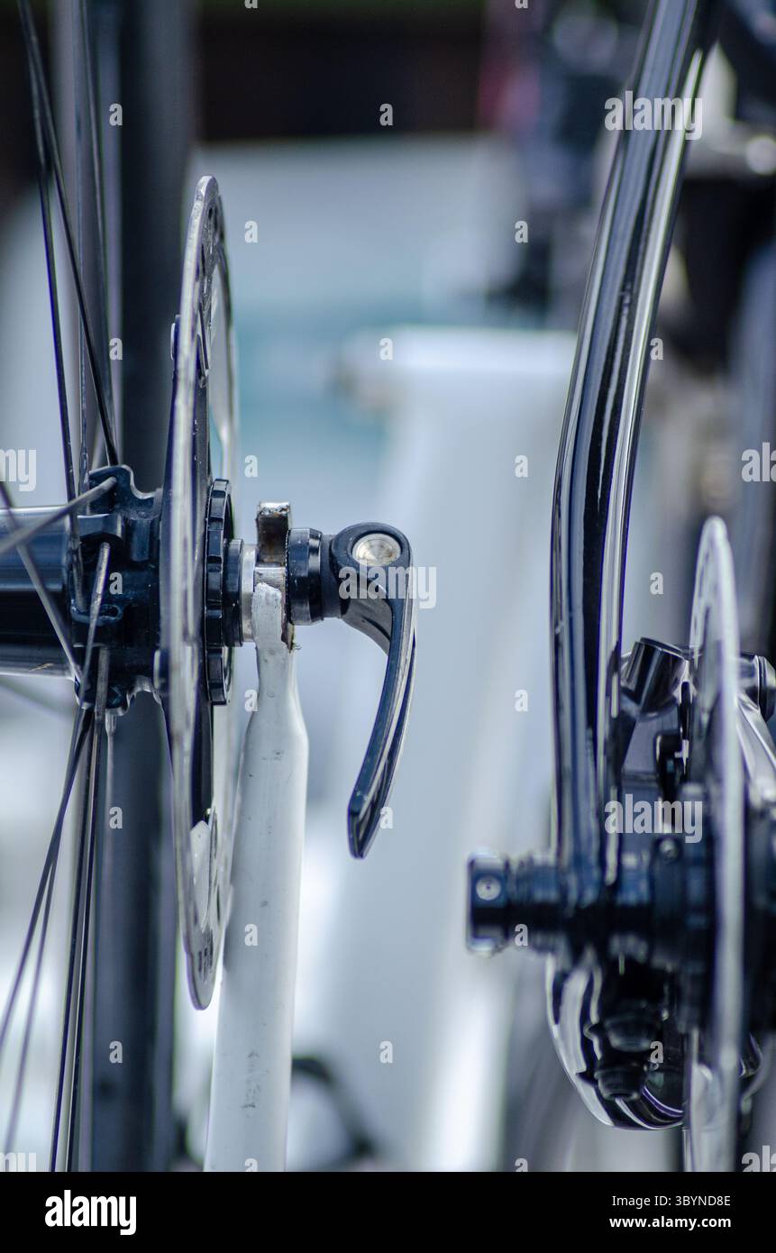 Gros plan d'un moyeu de roue de vélo et d'un frein à disque. Concept : la mécanique de la vitesse. Banque D'Images