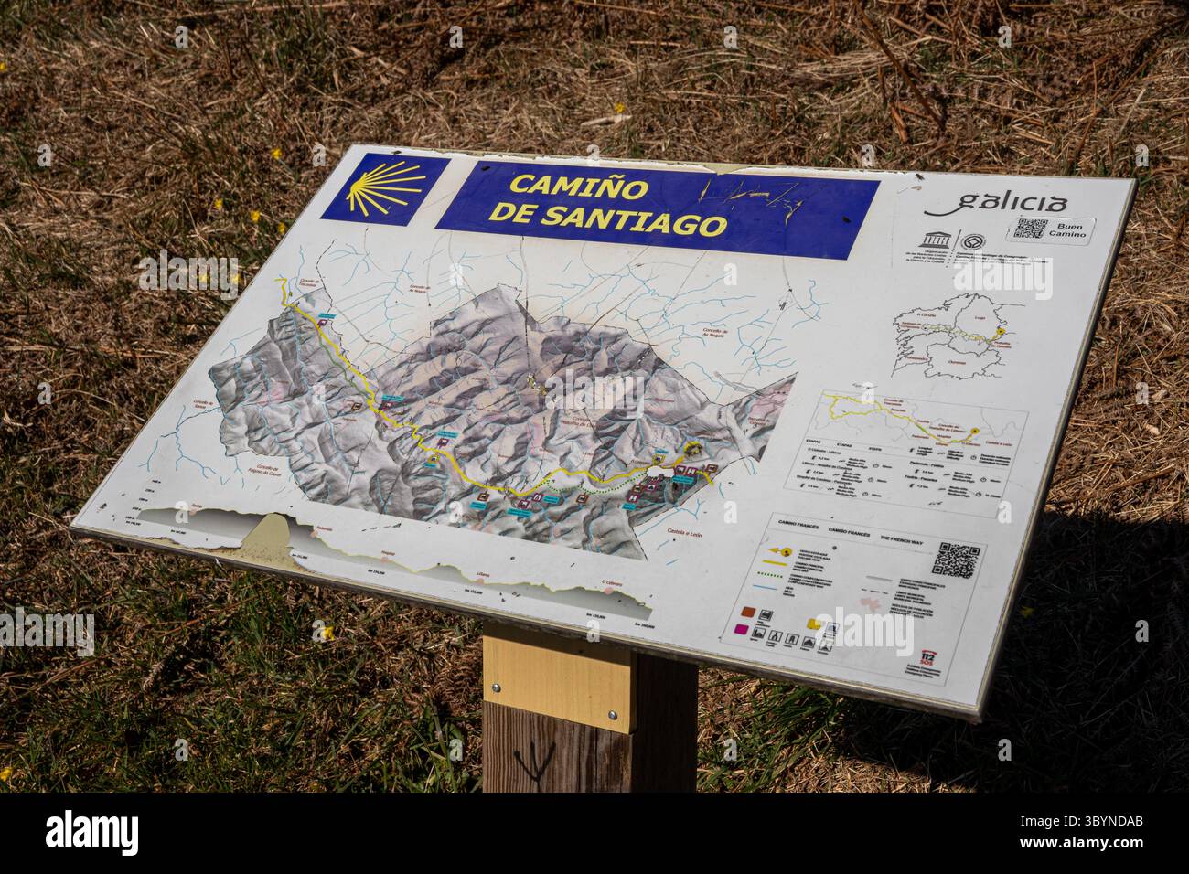 O Cebreiro, Espagne. Panneau horizontal près de O Cebreiro montrant une carte du Camino de Santiago en Galice, avec l'itinéraire marqué en jaune et surrou Banque D'Images