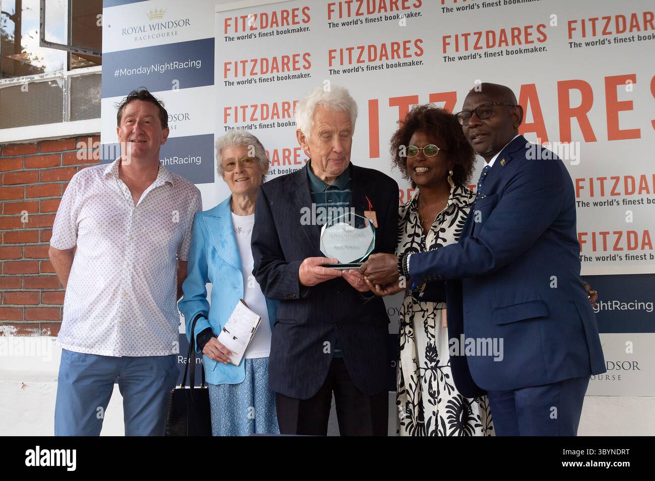 Windsor, Berkshire, Royaume-Uni. 14 juillet 2025. Présentation des gagnants après le cheval RYDALE FROSTY monté par le jockey Callum Shepherd remporte les Barbados Rum Runners EBF novice Stakes, Class 5, GBB Race au Royal Windsor Racecourse à Windsor, Berkshire lors de la soirée Rum and Reggae. Propriétaire et éleveur Mr A M Pickering CBE, entraîneur David Simcock, Newmarket, commanditaire David Simcock Racing Limited. Crédit : Maureen McLean/Alamy Banque D'Images