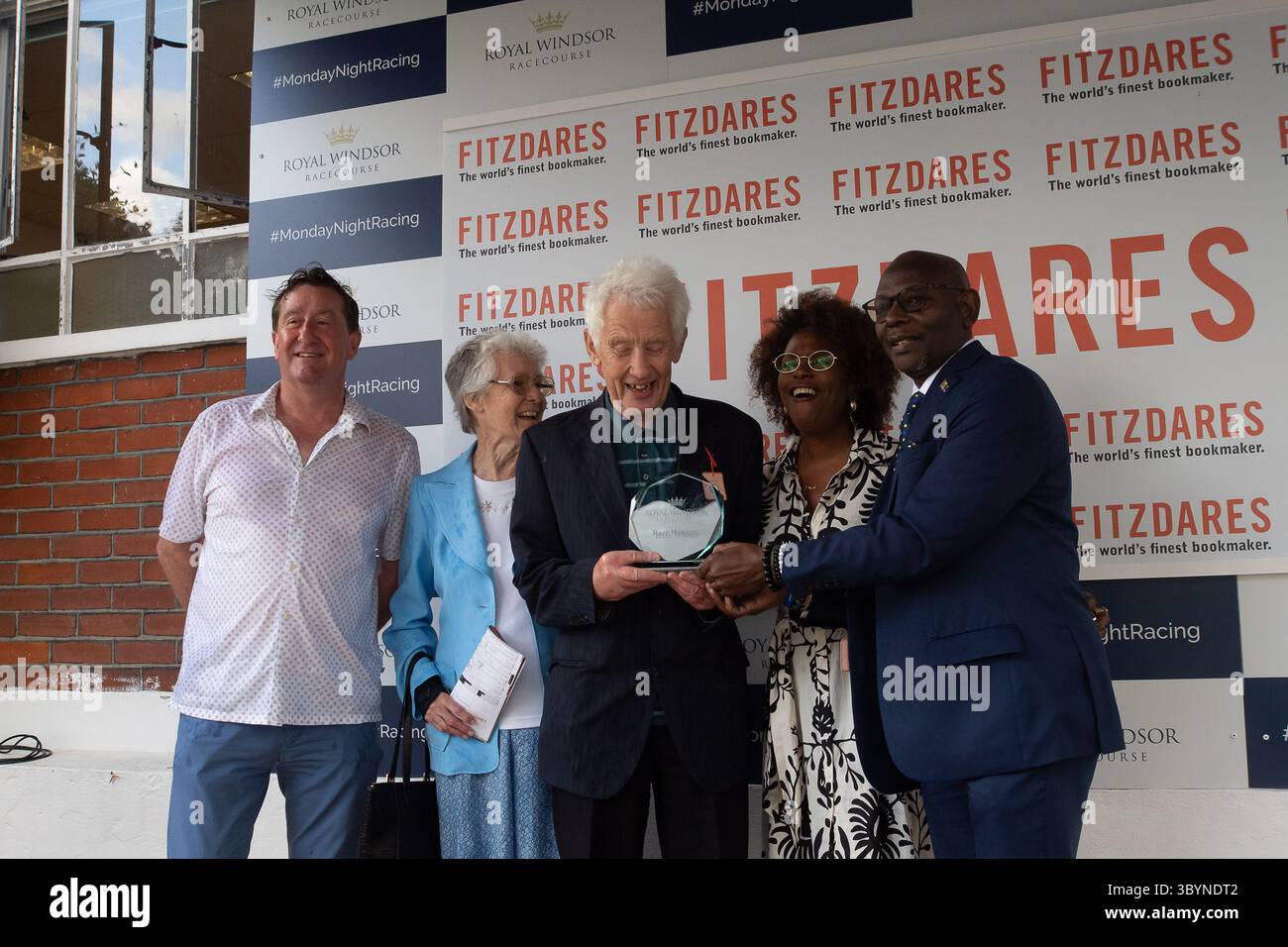 Windsor, Berkshire, Royaume-Uni. 14 juillet 2025. Présentation des gagnants après le cheval RYDALE FROSTY monté par le jockey Callum Shepherd remporte les Barbados Rum Runners EBF novice Stakes, Class 5, GBB Race au Royal Windsor Racecourse à Windsor, Berkshire lors de la soirée Rum and Reggae. Propriétaire et éleveur Mr A M Pickering CBE, entraîneur David Simcock, Newmarket, commanditaire David Simcock Racing Limited. Crédit : Maureen McLean/Alamy Banque D'Images