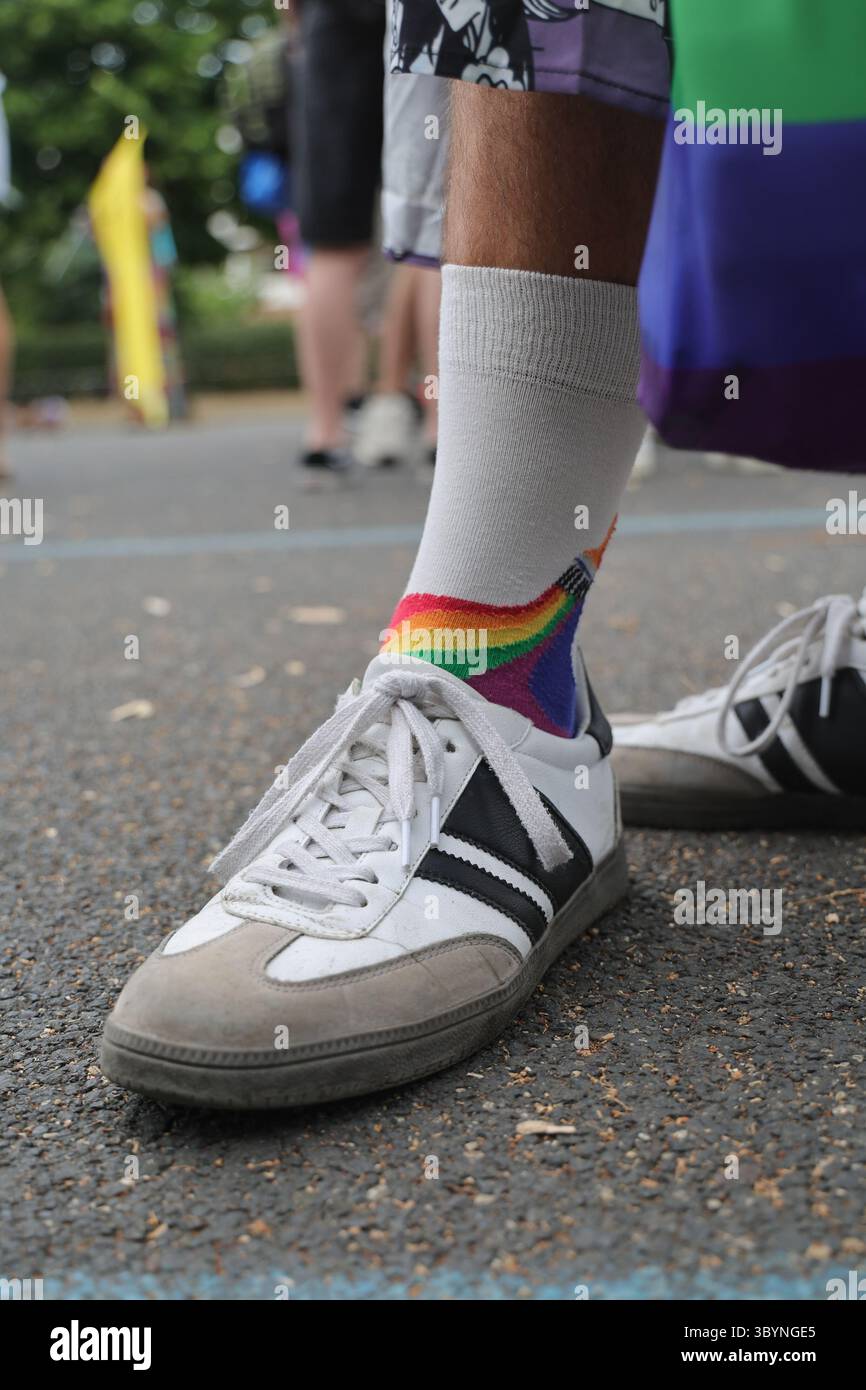 Les participants à Prato Pride, l'événement - qui fait partie du calendrier Toscana Pride - visent à promouvoir les droits et libertés LGBTQIA. Le défilé sera l'occasion de s'opposer à toutes les formes de discrimination. 21 juin 2025 - Prato, Italie (photo par Andrea Martini/NurPhoto) crédit : NurPhoto SRL/Alamy Live News Banque D'Images