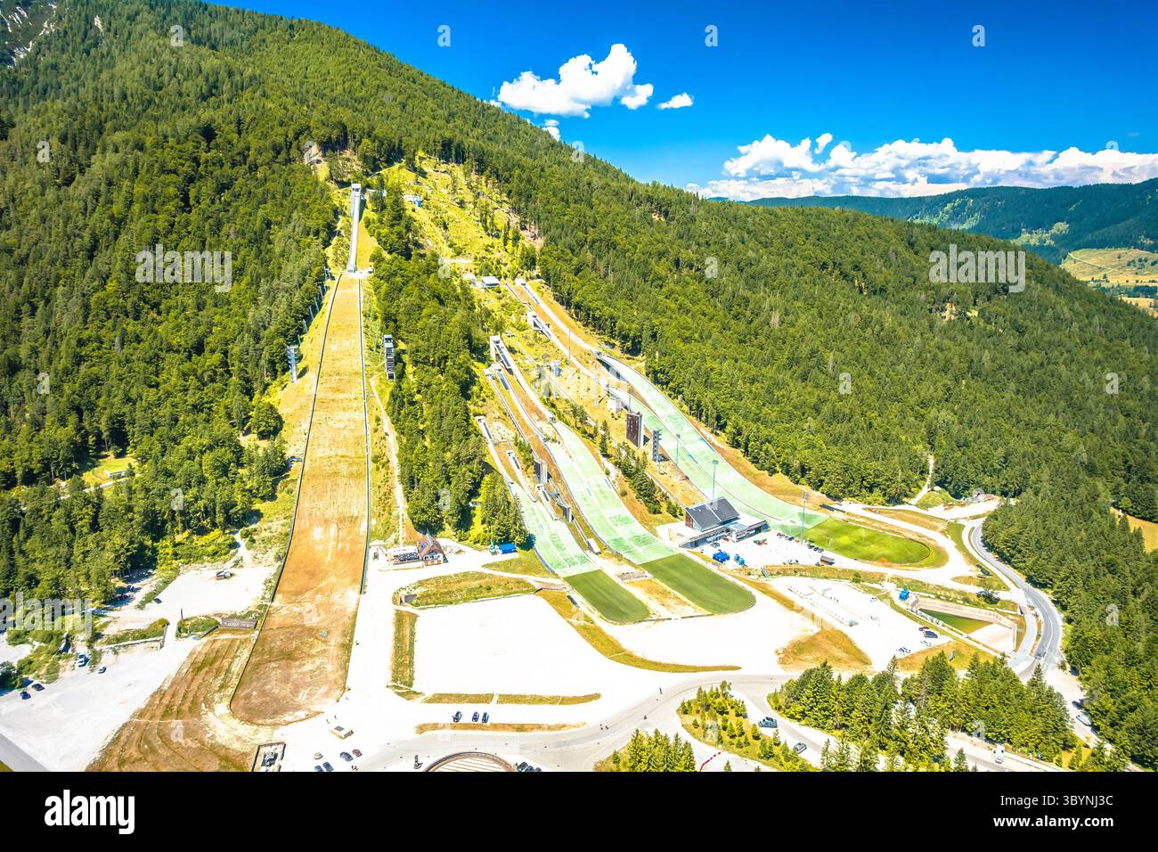 Complexe de ski Planica Nordic Centre situé à Planica, Slovénie. Vue aérienne estivale sur la colline de ski et sur sept collines de saut à ski. Banque D'Images