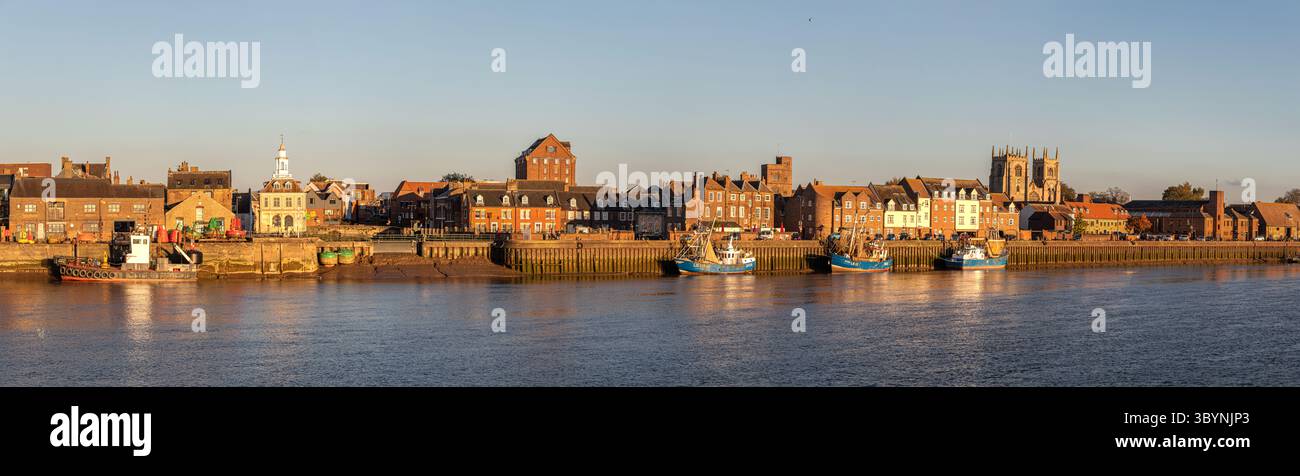 King's Lynn, Angleterre. Vue panoramique depuis West Lynn au coucher du soleil avec Custom House, Purfleet Mardal Inch, les tours de la cathédrale St Margaret et Clifton Banque D'Images