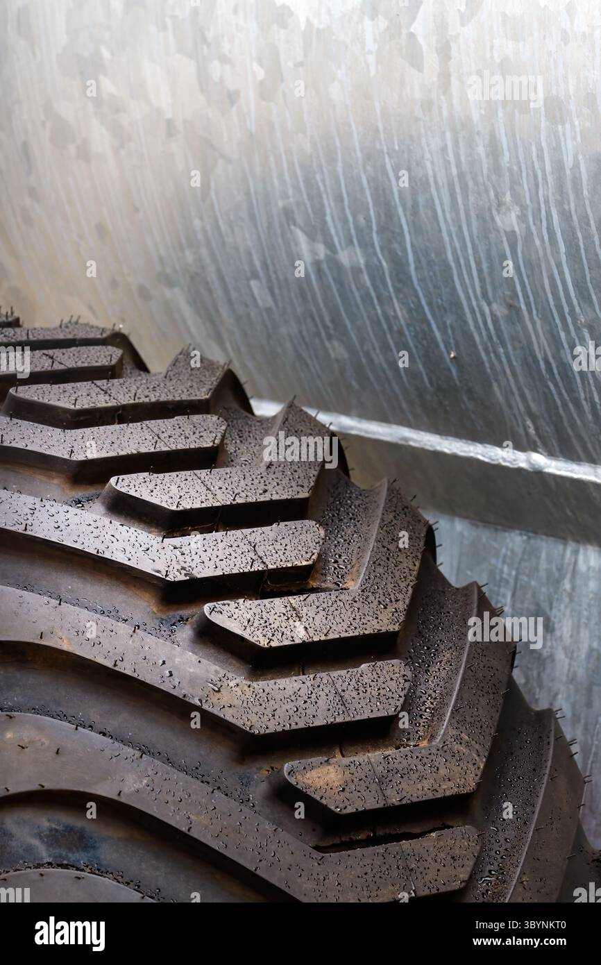 Gros plan des pneus de tracteur agricole, modèle de pneu de véhicule agricole, mise au point sélective Banque D'Images