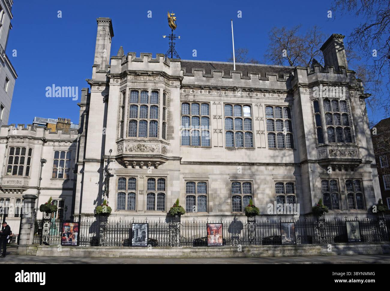 Two Temple place, connu depuis de nombreuses années sous le nom de Astor House, est un bâtiment néo-gothique situé près de Victoria Embankment dans le centre de Londres, en Angleterre. C'est kn Banque D'Images