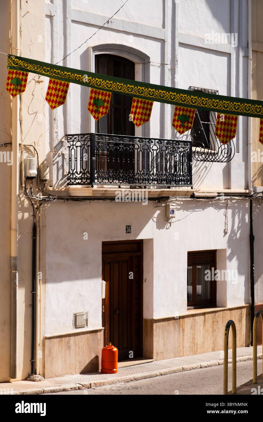 Maison de ville espagnole traditionnelle avec balcon dans la vieille ville d'Oliva Espagne Banque D'Images