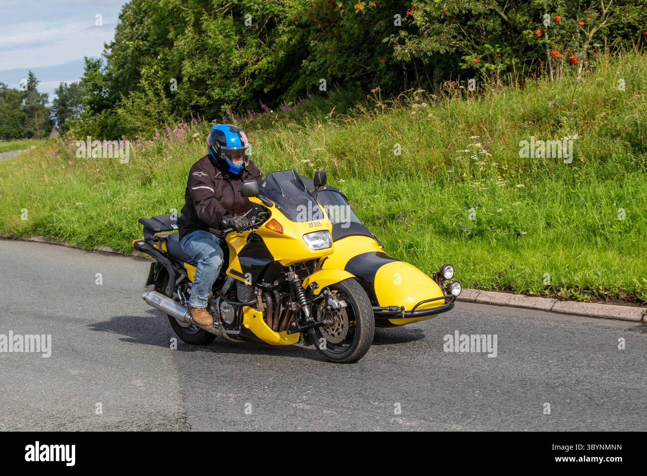 Années 1991 90 années 90 jaune Yamaha Inline four Moto et sidecar Sports Tourer essence 1188 cc, 1 188 cc refroidi par air / huile quatre cylindres en ligne · combinaison 5 vitesses ; au Wheels Up North Weekender vintage classique et performance, collectionneurs et passionnés de moto show. Kendal, Royaume-Uni Banque D'Images