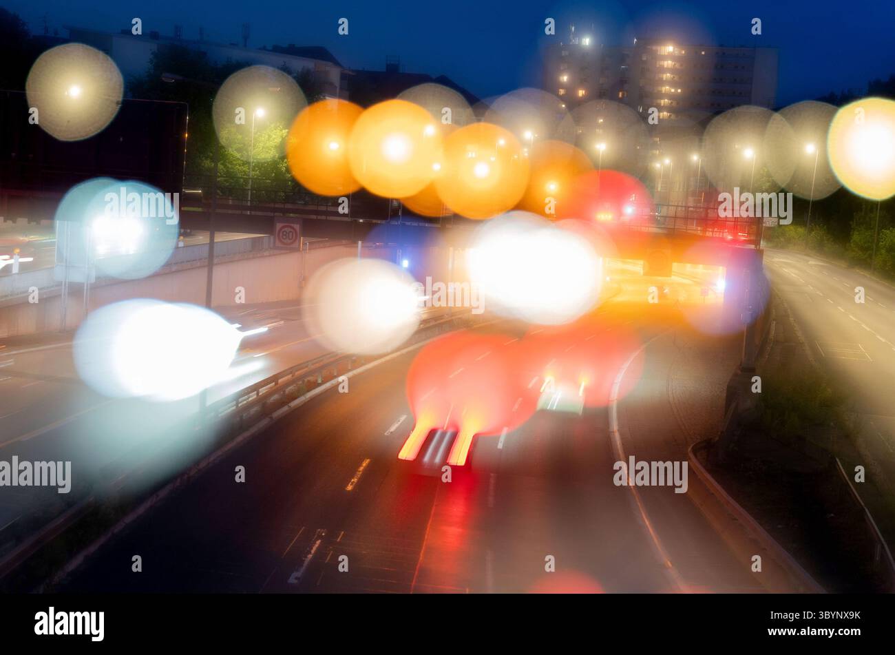 Berlin, Allemagne. 24 juin 2025. Voitures circulant sur l'autoroute 100, également connue sous le nom de périphérique de Berlin (longue exposition). Crédit : Hauke Schröder/dpa/Alamy Live News Banque D'Images