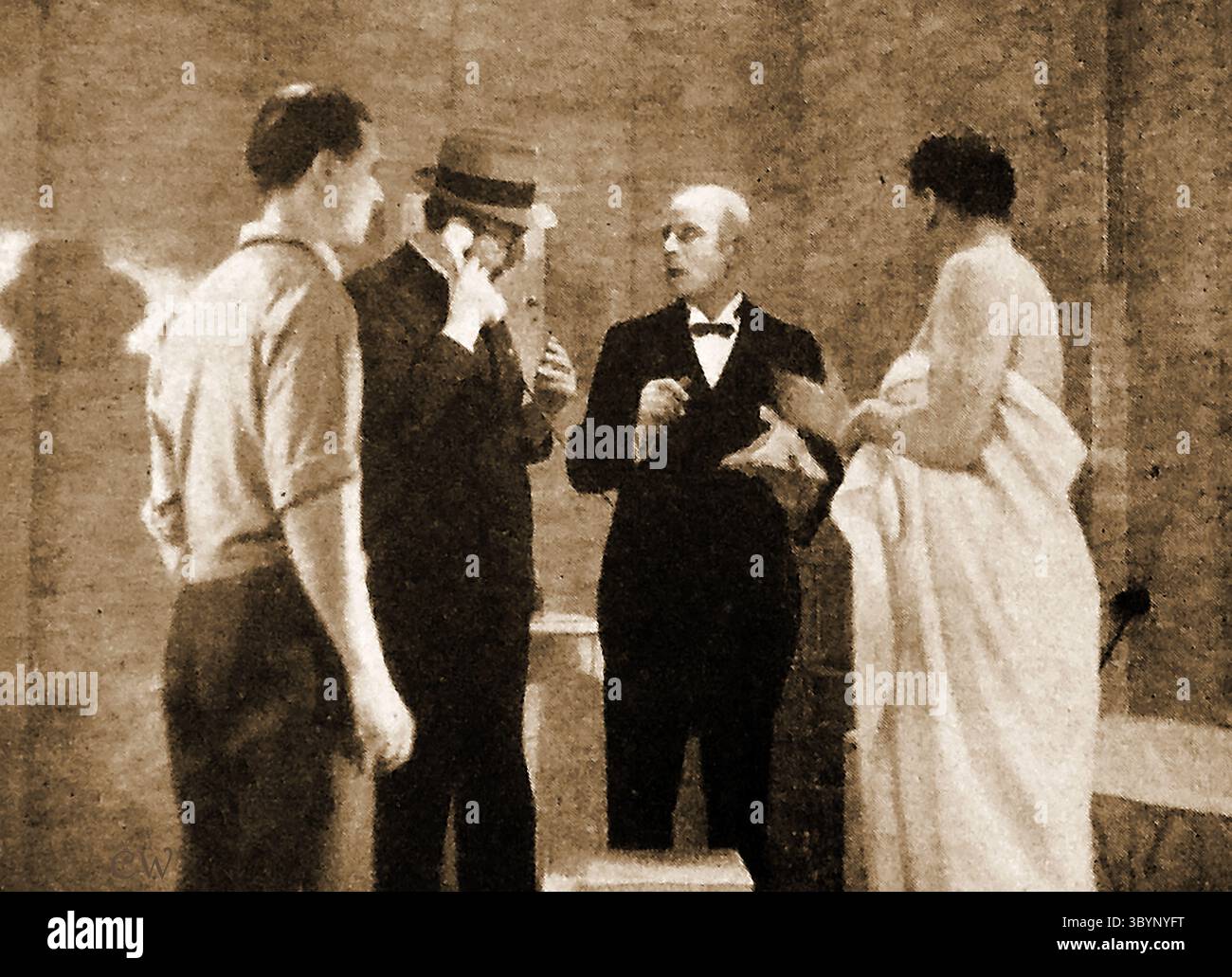 FILM - CINÉMA - HISTOIRE -- Assistant réalisateur Stanley Irving & Sir Alexander Korda (tous deux à gauche) réalisant une scène de la RÉPÉTITION DE MARIAGE comique romantique (1931) avec Roland Young Banque D'Images