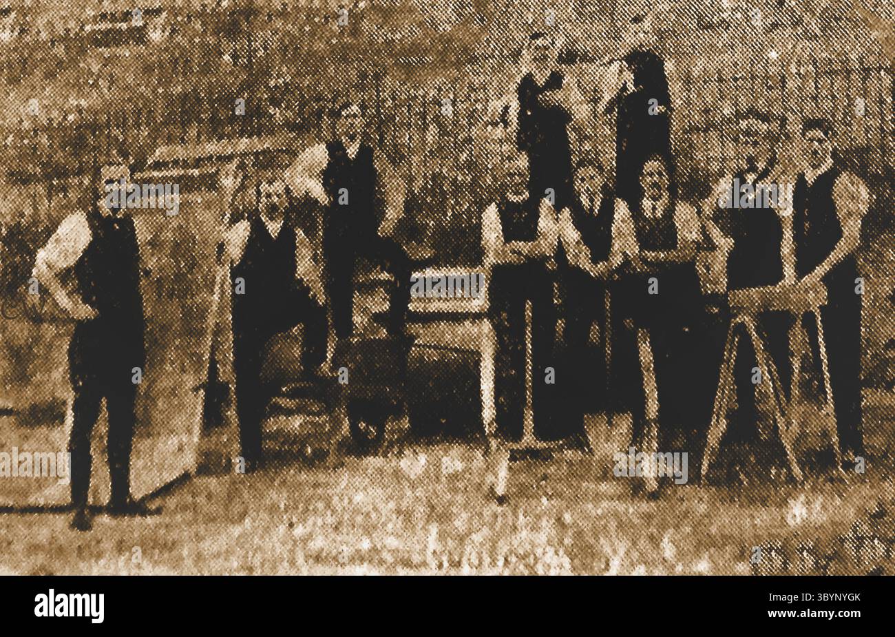 Une photo de presse vers 1915 d'un court de tennis en construction par des membres de la classe biblique (tous mineurs) de l'église St Marc Eldon, un village du comté de Durham, au Royaume-Uni Banque D'Images
