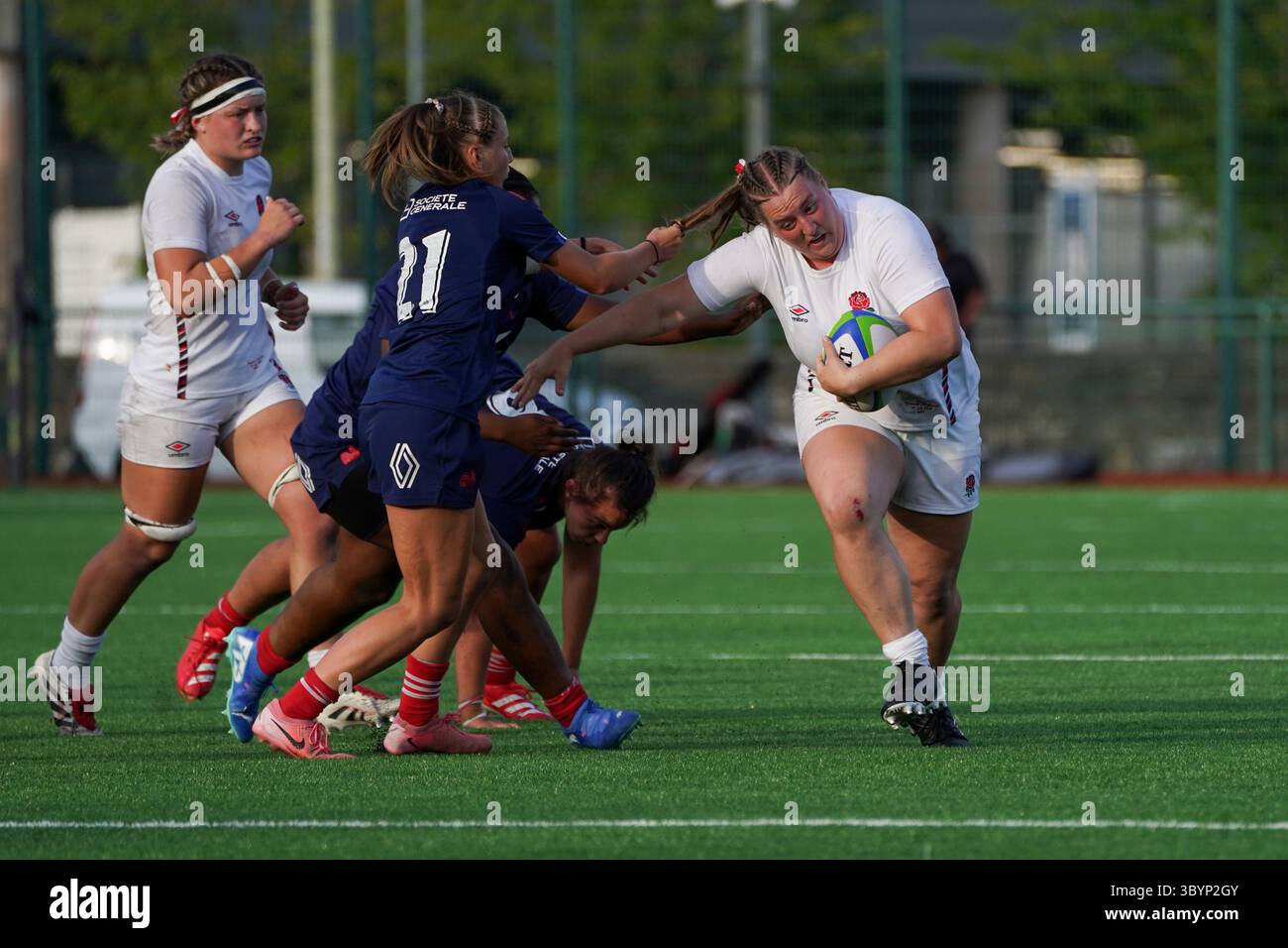 Faustine Piscicelli de France tirant les cheveux de Zara Green (Angleterre. Série d'été U6N. 17 juillet 2025. Banque D'Images