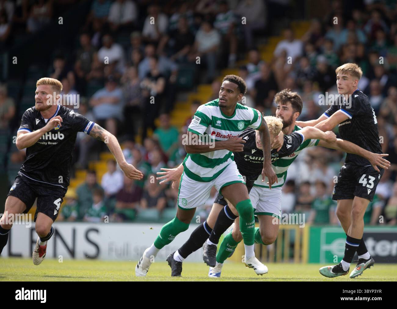 Morgan Williams sur le point de sauter pour le match amical de pré-saison entre Yeovil Town et Bristol Rovers au stade Huish Park, Yeovil photo b Banque D'Images