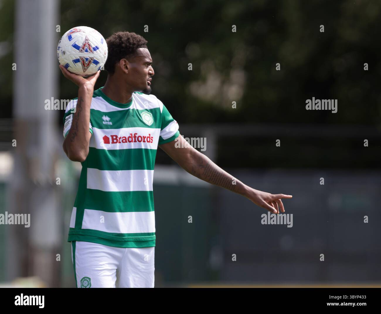 Morgan Williams de Yeovil Town est sur le point de lancer un match amical de pré-saison entre Yeovil Town et Bristol Rovers au stade Huish Park, Yeo Banque D'Images