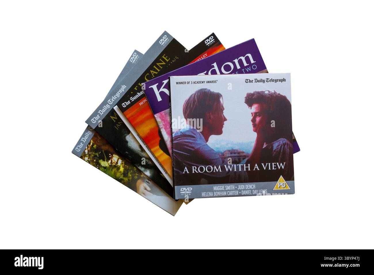 Pile de DVD gratuits donnés avec le Daily Telegraph avec Une chambre avec Une vue DVD sur le dessus isolé sur fond blanc Banque D'Images