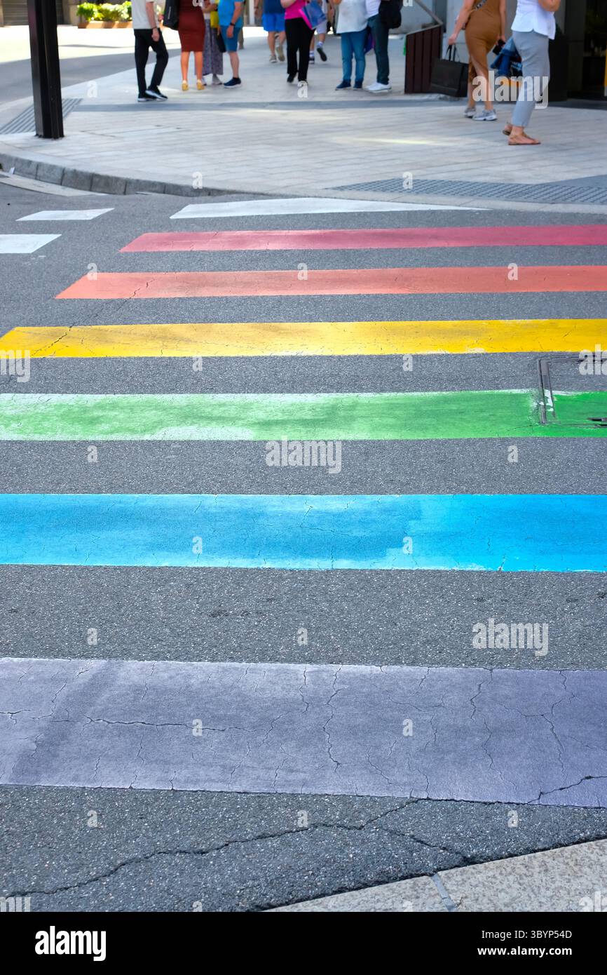La photo floue d'un passage piétonnier en Andorre est colorée de manière vive pour attirer l'attention des conducteurs et augmenter la sécurité des piétons. Banque D'Images