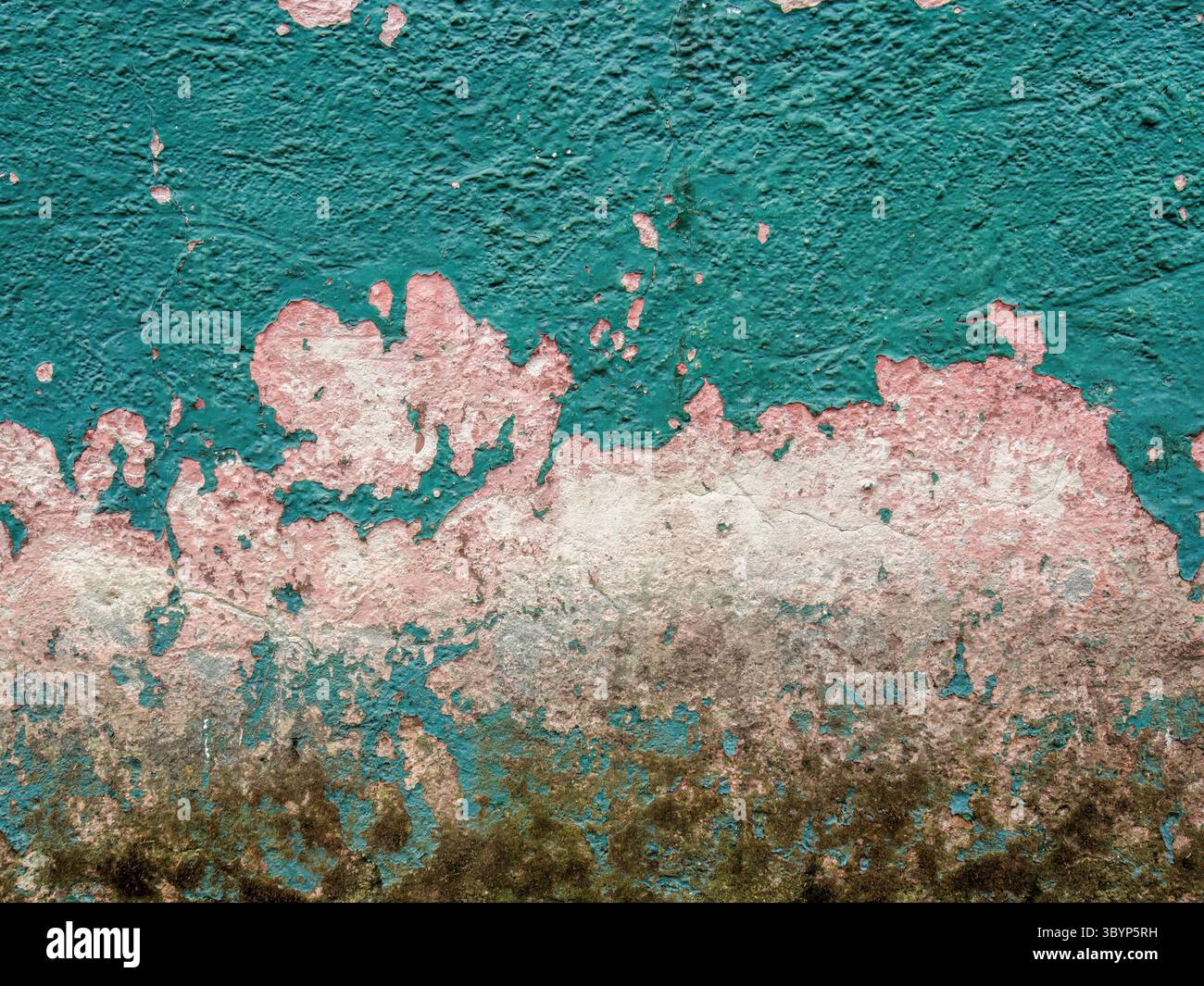 La texture de la peinture écaillée d'une vieille maison en adobe, dans la ville de Sotaquira dans les montagnes andines orientales du centre de la Colombie. Banque D'Images