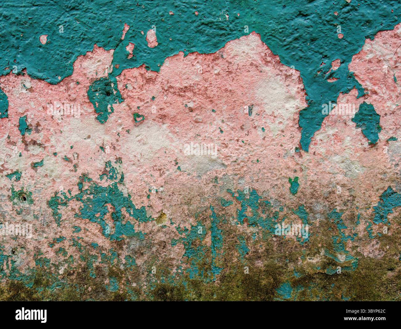 La texture de la peinture écaillée d'une vieille maison en adobe, dans la ville de Sotaquira dans les montagnes andines orientales du centre de la Colombie. Banque D'Images