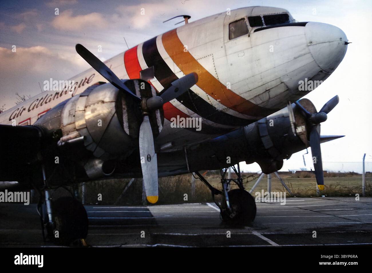 Un DC-3 Dakota d'Air Atlantique stationné à l'aéroport de Coventry. Banque D'Images