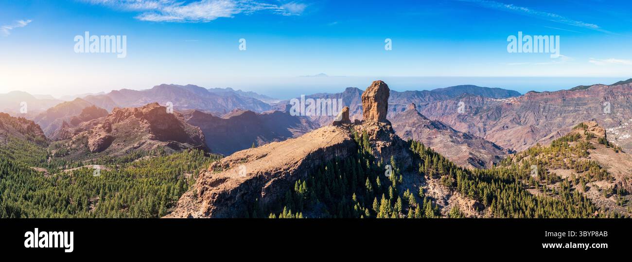 Roque Nublo et Pico de Teide en arrière-plan sur l'île de Gran Canaria, Espagne. Vue panoramique sur la montagne sacrée Roque Nublo, parc rural Roque Nublo, Banque D'Images
