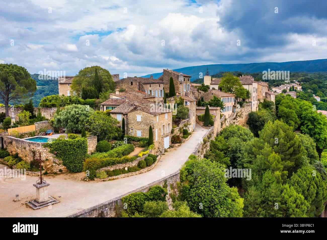 Village de Menerbes en Provence un jour d'été, France, Luberon, Vaucluse. Village de Menerbes, le village et les montagnes du Luberon aussi appelé le Mo Banque D'Images