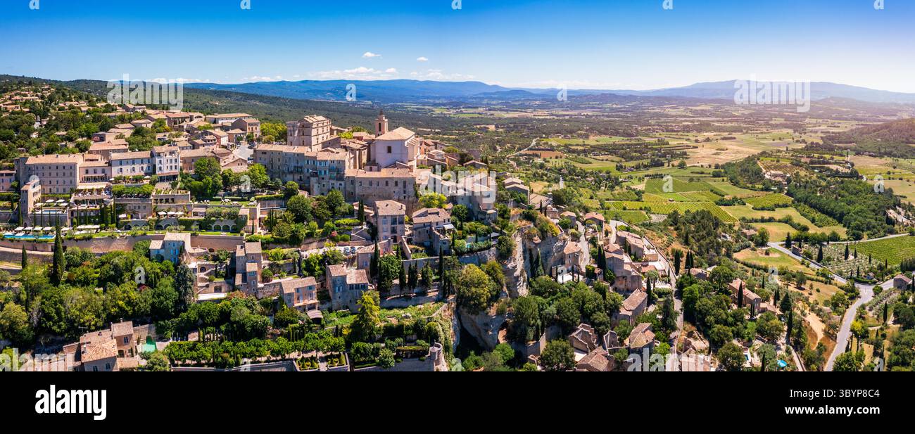 Vue sur Gordes, une petite ville typique de Provence, France. Découvrez le superbe village perché de Gordes en Provence par une journée ensoleillée. Ancienne colline Banque D'Images