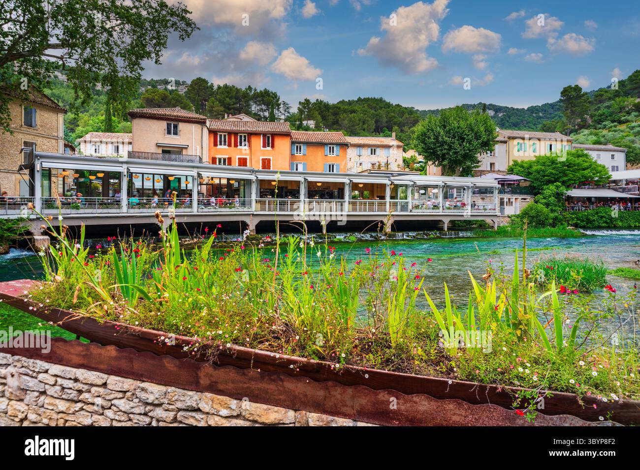 Village de Fontaine de Vaucluse avec charmant bord de rivière dans une ville pittoresque aux bâtiments colorés lors d'un après-midi paisible. France, Provence, Vauc Banque D'Images