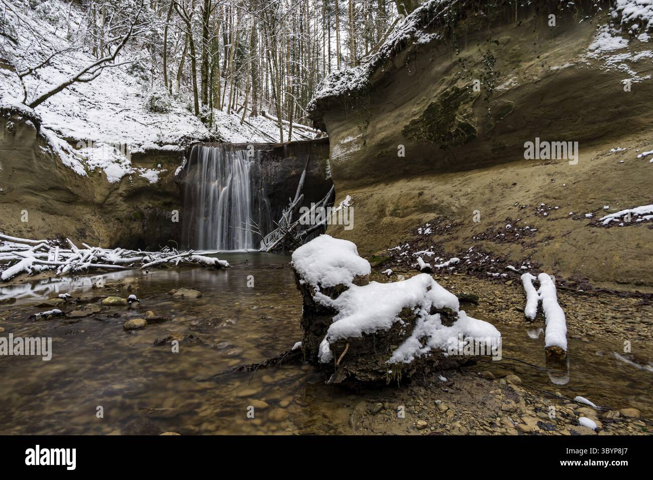 Faites une randonnée dans le ravin couvert de neige à Schmaleg près de Ravensburg Souabe supérieur Banque D'Images