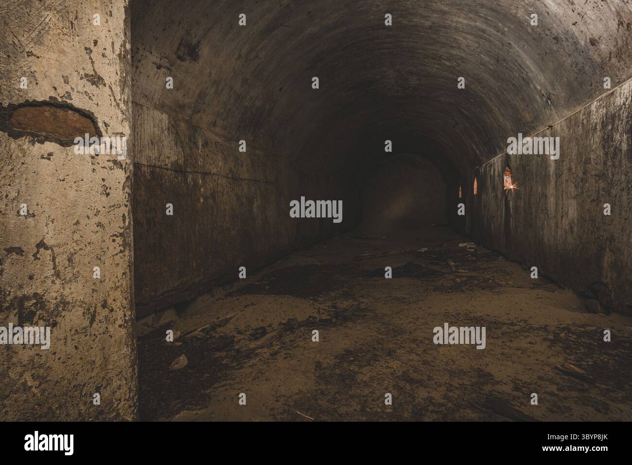 Un ancien raid aérien abandonné abrite une cave en grès et un bunker avec des lampes à thé au fond de la forêt Banque D'Images