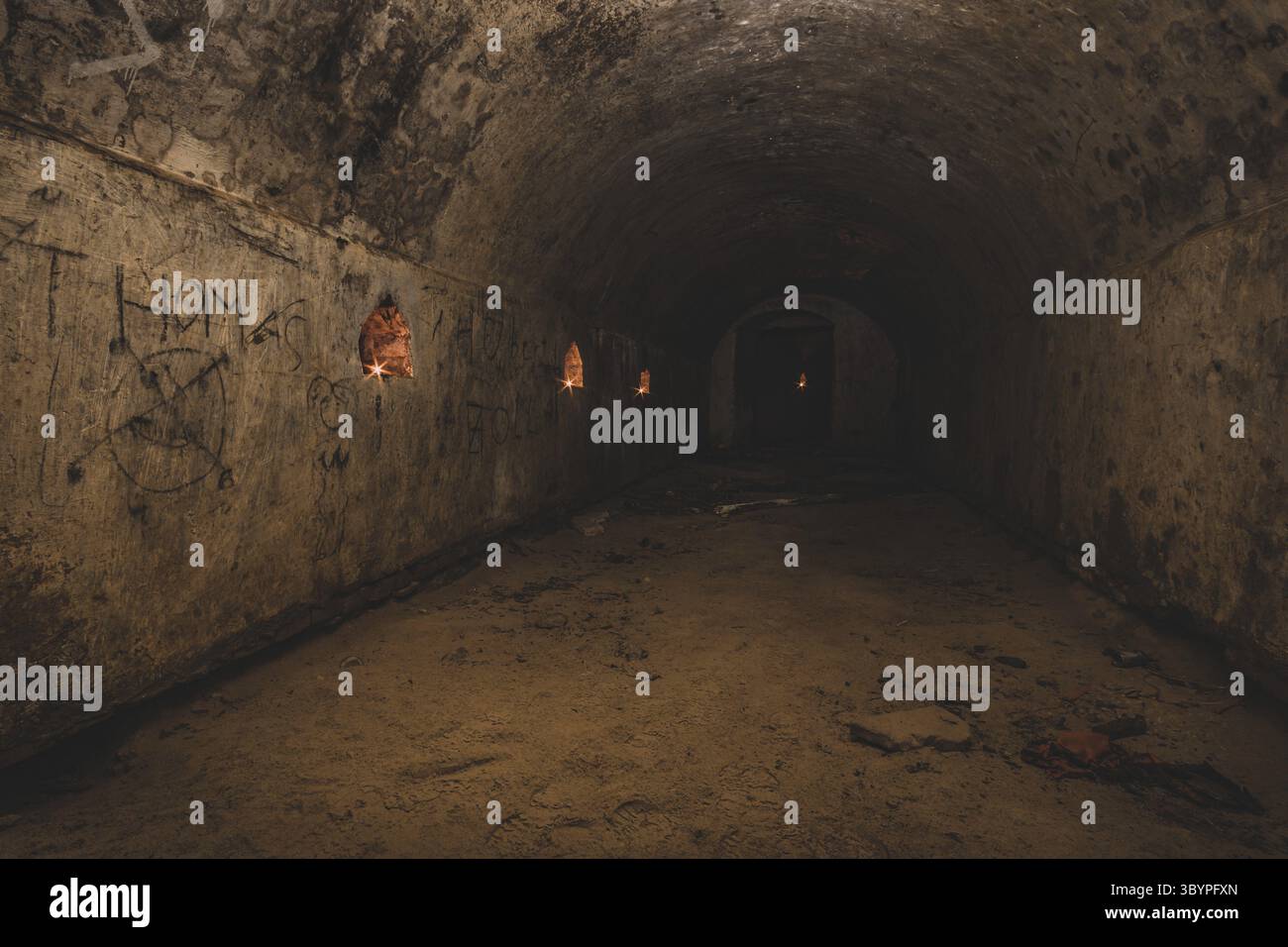 Un ancien raid aérien abandonné abrite une cave en grès et un bunker avec des lampes à thé au fond de la forêt Banque D'Images
