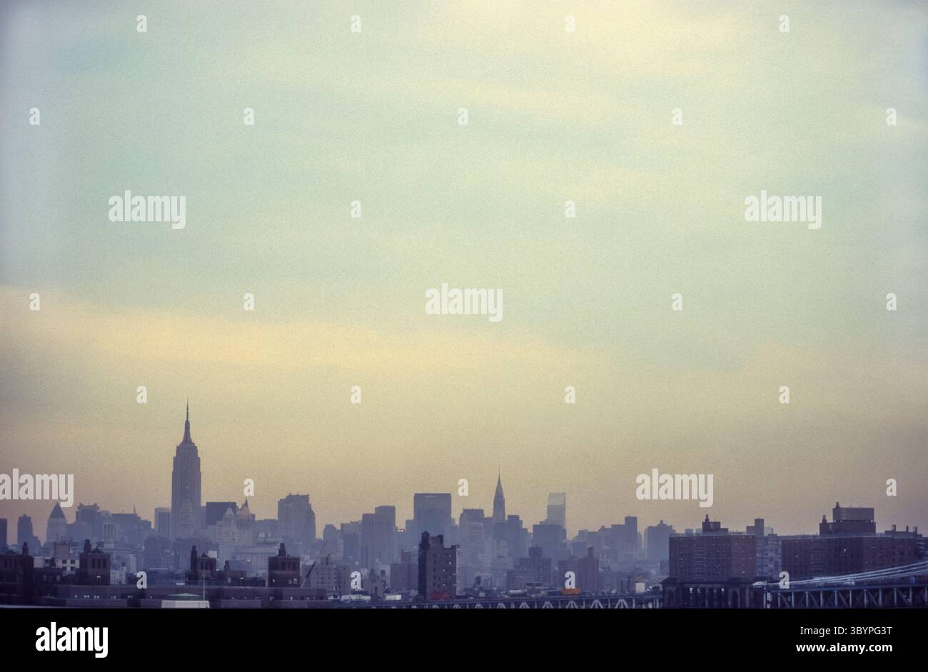 Photographie d'archive de 1994 de l'horizon de New York vu du pont de Brooklyn. Banque D'Images