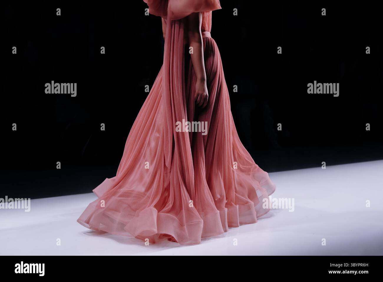Élégante robe en satin rose longue, tissu de femme chic sur fond noir, mannequin marchant le défilé de mode Runway Banque D'Images