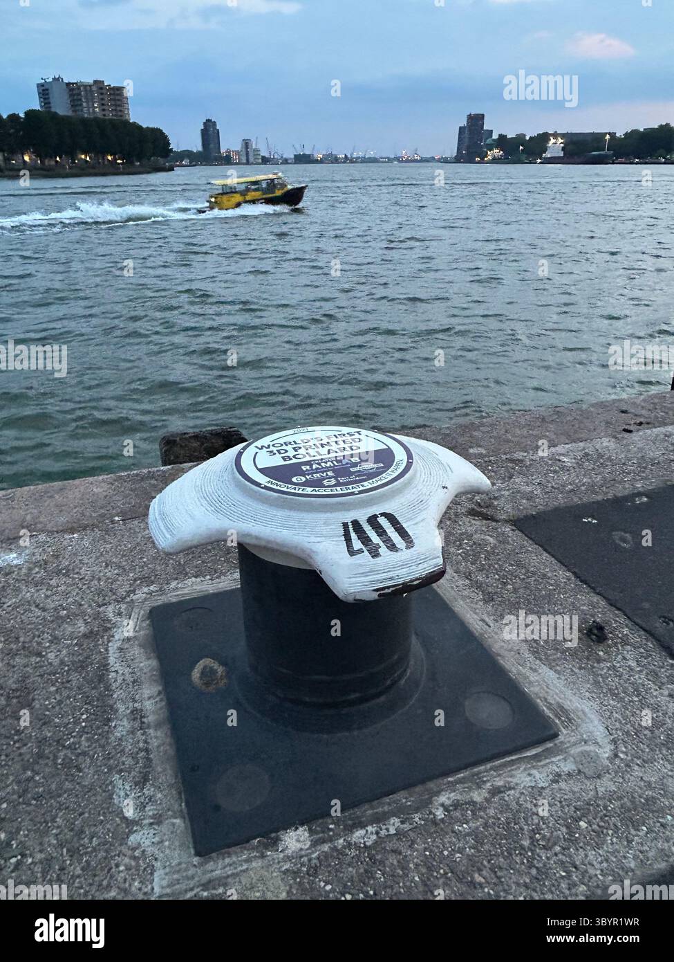 La première borne imprimée en 3D au monde sur le quai à Zop Van Zuid avec un taxi aquatique en arrière-plan, Rotterdam, pays-Bas Banque D'Images