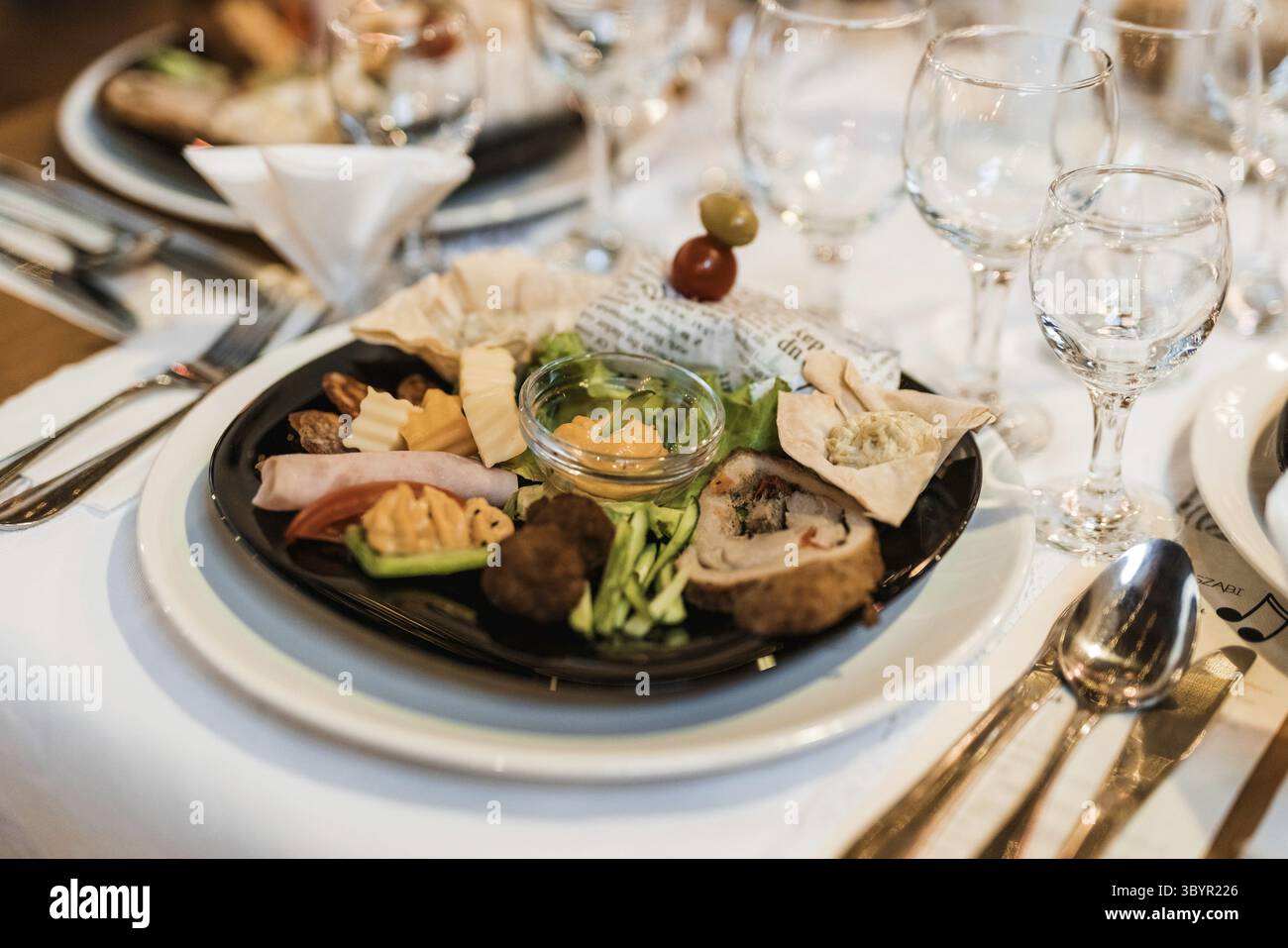 Photo de la vie de mariage décoration vintage avec encas et verres lors d'une cérémonie de mariage Banque D'Images
