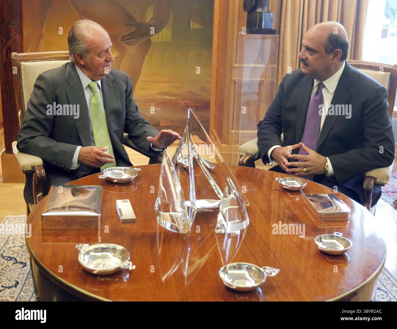 14 septembre 2011 - Madrid, Espagne - MADRID, 14/09/2011.- le roi d'Espagne Juan Carlos (l) discute avec le directeur général de Deloitte LLP Barry Salzberg, lors de l'audience tenue avec des représentants du Conseil mondial de Deloitte au Palais Zarzuela à Madrid, dans le centre de l'Espagne, le 14 septembre 2011. Il s'agit de la première apparition publique du roi espagnol après son opération au talon d'Achille. (Crédit image : © Javier Lizon/POOL via ZUMA Press Wire) Banque D'Images