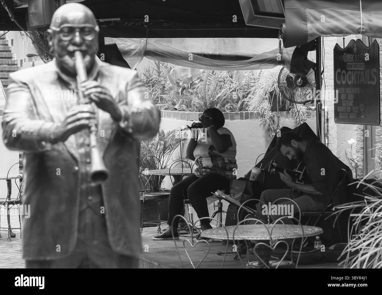 New Orleans, États-Unis - 14 mai 2015 : Statue du clarinettiste Pete Fountain dans musical Legends Park, dans les tables du café arrière et un groupe jouant de la musique live. T Banque D'Images