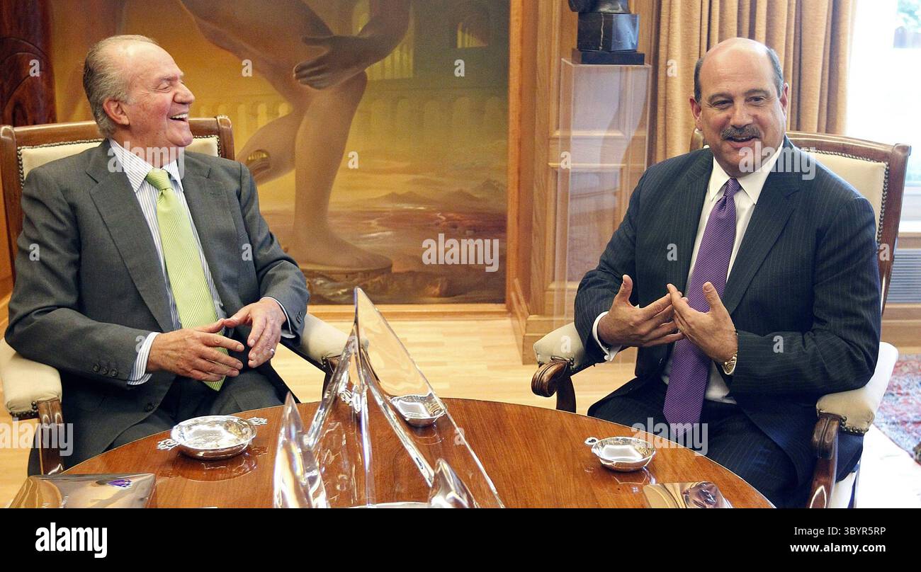 14 septembre 2011 - Madrid, Espagne - MADRID, 14/09/2011.- le roi d'Espagne Juan Carlos (l) discute avec le directeur général de Deloitte LLP Barry Salzberg, lors de l'audience tenue avec des représentants du Conseil mondial de Deloitte au Palais Zarzuela à Madrid, dans le centre de l'Espagne, le 14 septembre 2011. Il s'agit de la première apparition publique du roi espagnol après son opération au talon d'Achille. (Crédit image : © Javier Lizon/POOL via ZUMA Press Wire) Banque D'Images
