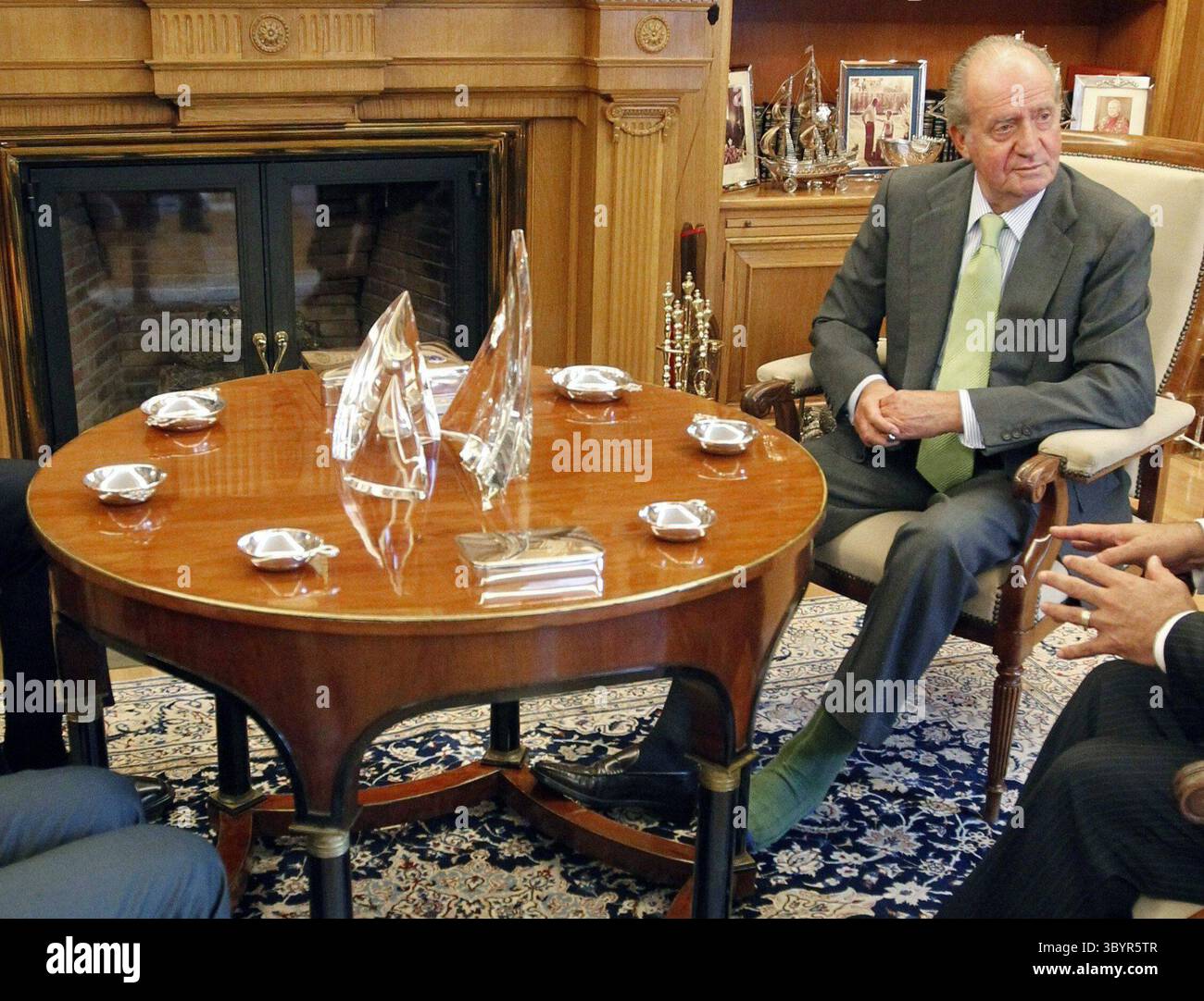 14 septembre 2011 - Madrid, Espagne - MADRID, 14/09/2011.- le Roi Juan Carlos d'Espagne discute avec le Directeur général de Deloitte LLP Barry Salzberg (non représenté), lors de l'audience tenue avec des représentants du Conseil mondial de Deloitte au Palais Zarzuela à Madrid, dans le centre de l'Espagne, le 14 septembre 2011. Il s'agit de la première apparition publique du roi espagnol après son opération au talon d'Achille. (Crédit image : © Javier Lizon/POOL via ZUMA Press Wire) Banque D'Images