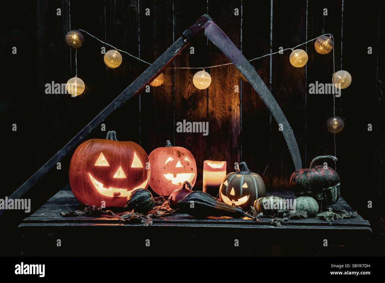 Halloween - lanternes Jack O' - bougies et guirlandes Sur une table en bois Banque D'Images
